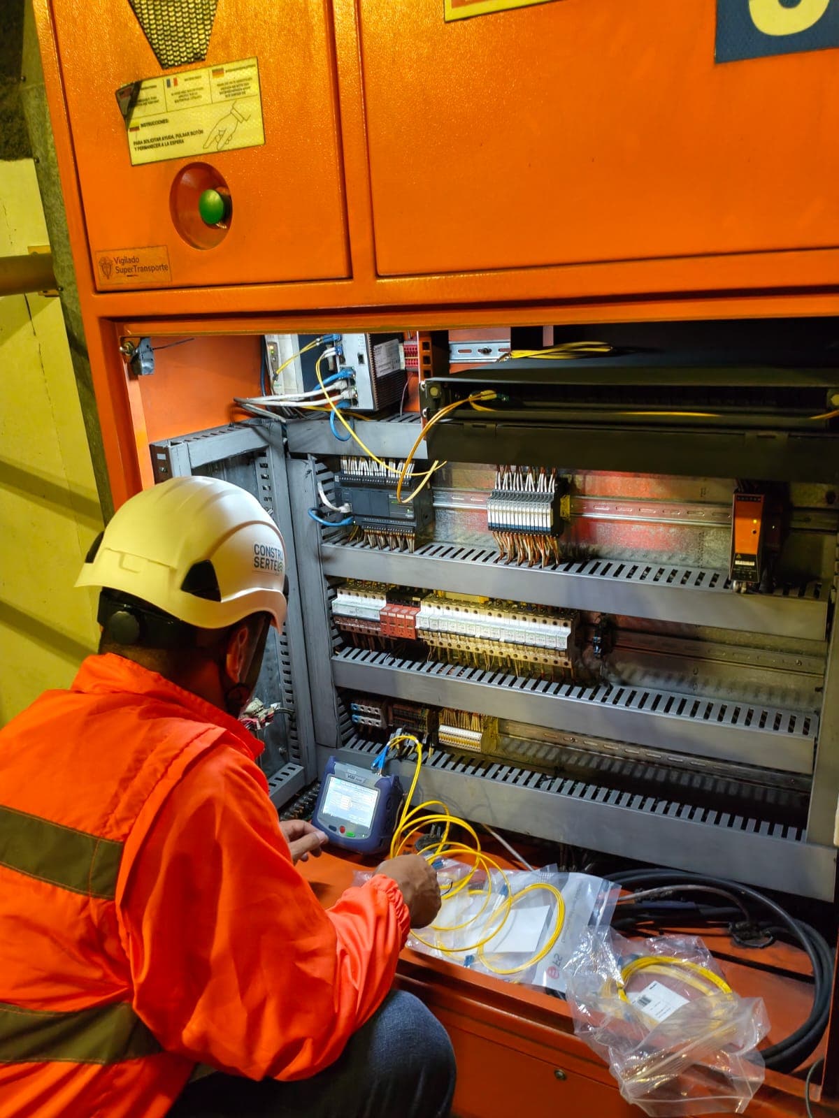 Técnico revisando empalme de fibra óptica